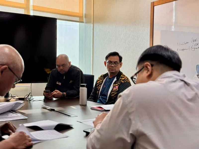 Agreement signing between IYRES and Rocket Web Sdn Bhd